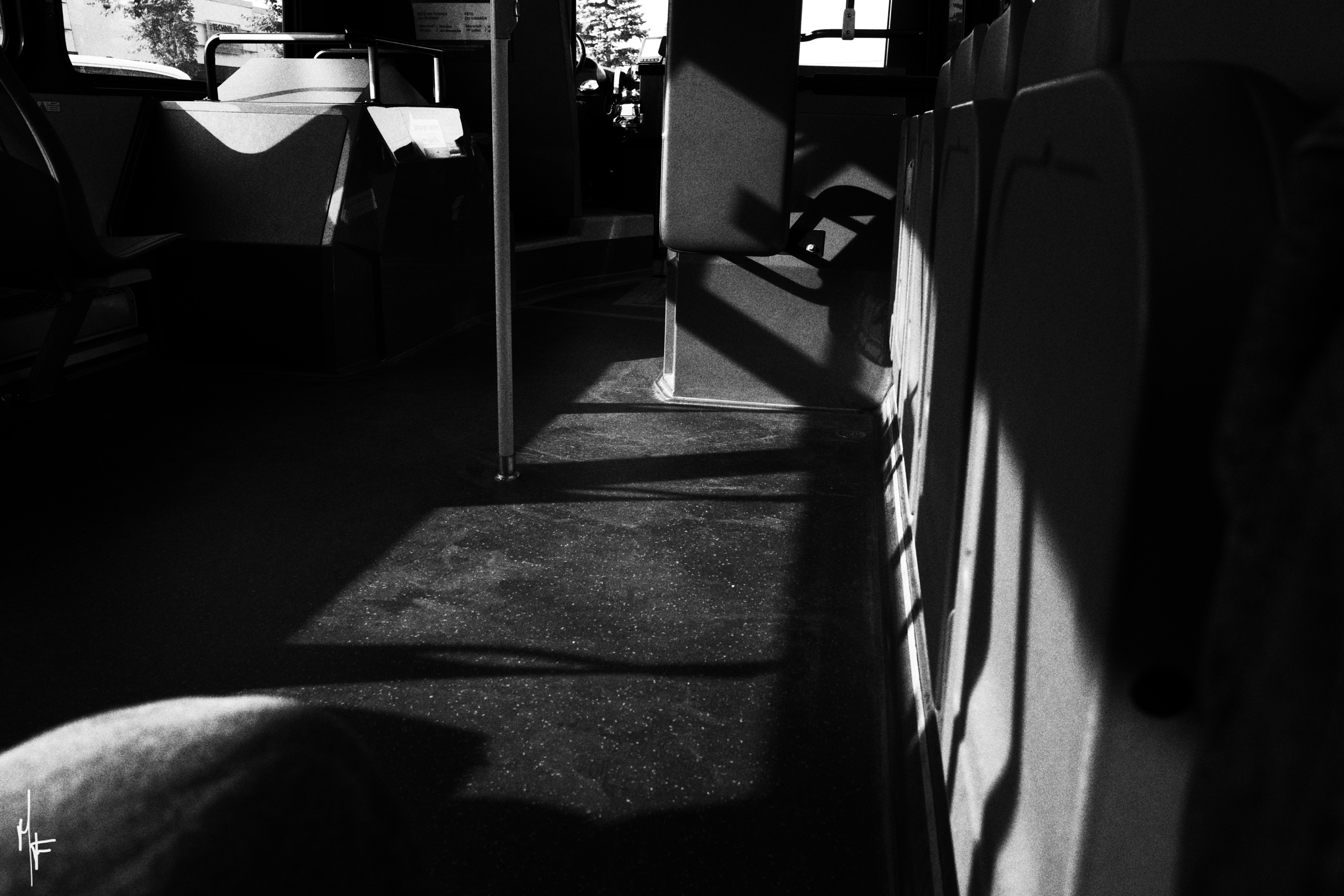 Lumière rasante dans un bus, photographie noir et blanc